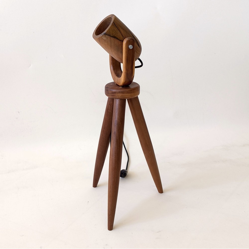 El yapımı masif ahşap tripod gövdeli, ahşap spot başlıklı Tripod Atelier Lamp – modern ve doğal dekorasyonlara zarif ve sıcak bir atmosfer kazandıran premium lambader.